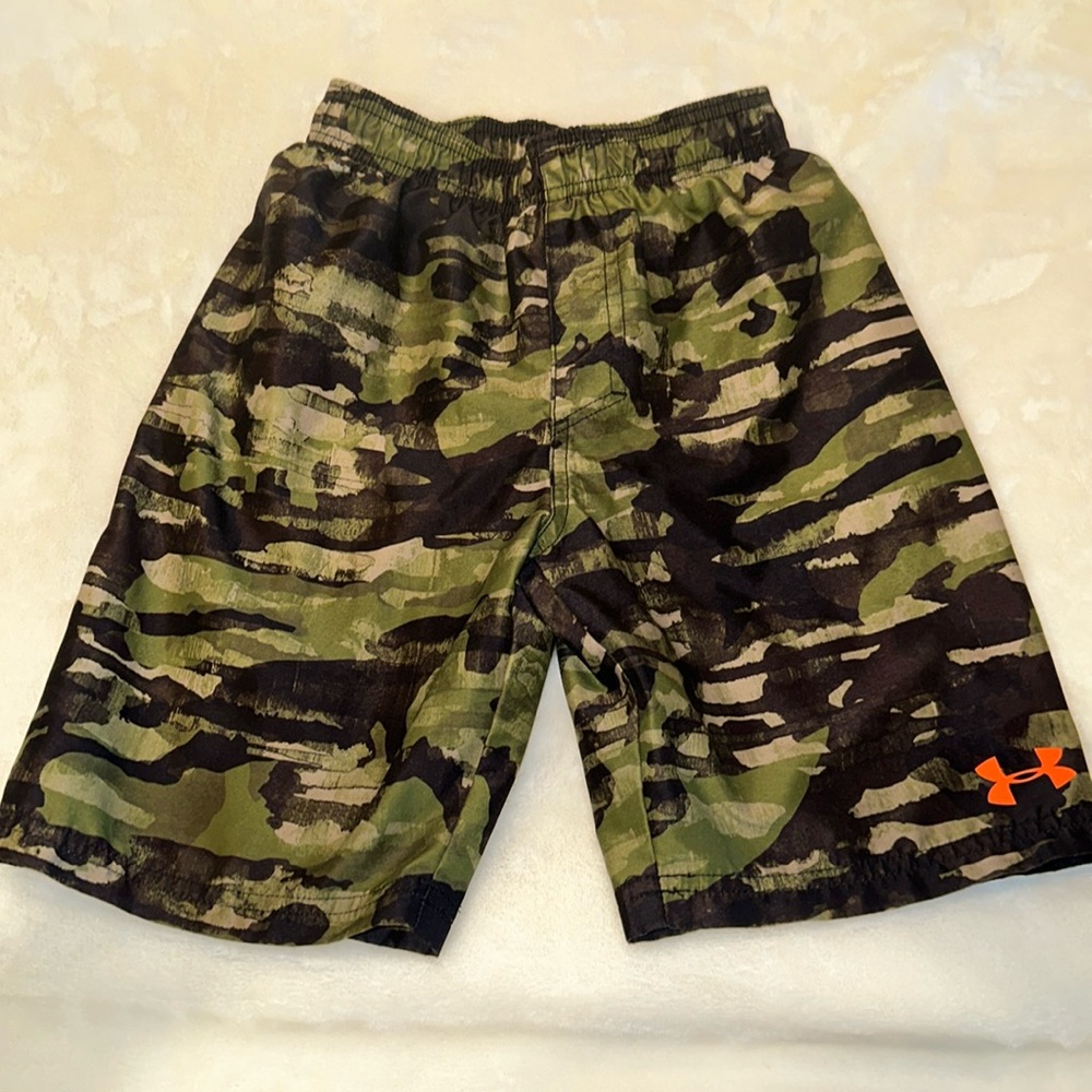 Boys size 7 Under Armour camo swim trunks excellent condition